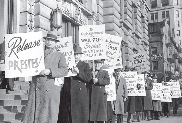 Campanha Prestes nos Estados Unidos em Nova York, 1937. A imagem integra a biografia 