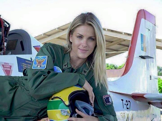 Ana Hickmann em 2005, quando virou madrinha de aviadores da Academia da Fora Area Brasileira