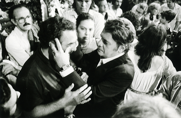 SO PAULO, SP, BRASIL, 20-01-1982: Ronaldo Bscoli enxuga as lgrimas do amigo Lus Carlos Miele durante enterro da cantora Elis Regina. (Foto: Jorge Arajo/Folhapress) (Negativo SP00427-1982)