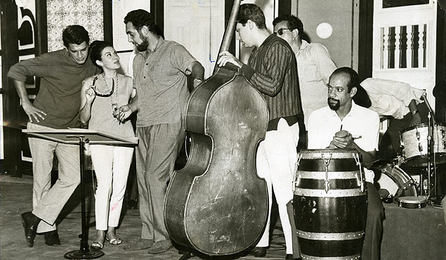 LOCAL DESCONHECIDO, 1965: Msica: o compositor e jornalista Ronaldo Bscoli ( esquerda) e Miele (de barba, em p) com a banda de Luiz Carlos Vinhas. (Foto: Folhapress)