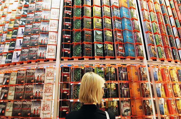 A woman looks at books on display at the Book Fair in Frankfurt am Main, western Germany on October 14, 2015. AFP PHOTO / DANIEL ROLAND ORG XMIT: 14-10-15-ROL015
