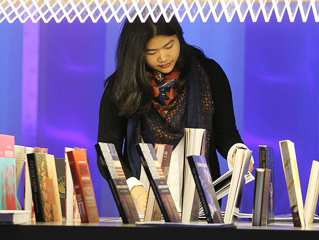 A young woman from Indonesia reads a book at the exhibition of Indonesia, guest of honor of the Book Fair 2015 in Frankfurt am Main, western Germany, on October 15, 2015. AFP PHOTO / DANIEL ROLAND ORG XMIT: 15-10-15-ROL013