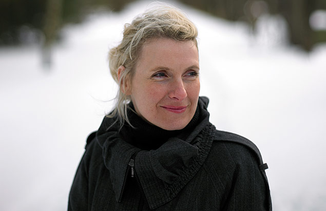 FILE -- Elizabeth Gilbert, author of €Eat, Pray, Love,€ in Frenchtown, N.J., Dec. 21, 2009. Gilbert's latest work, "The Signature of All Things," takes on a new path in a novel about a 19th-century botanist. (Damon Winter/The New York Time) ORG XMIT: XNYT31 ***DIREITOS RESERVADOS. NO PUBLICAR SEM AUTORIZAO DO DETENTOR DOS DIREITOS AUTORAIS E DE IMAGEM***