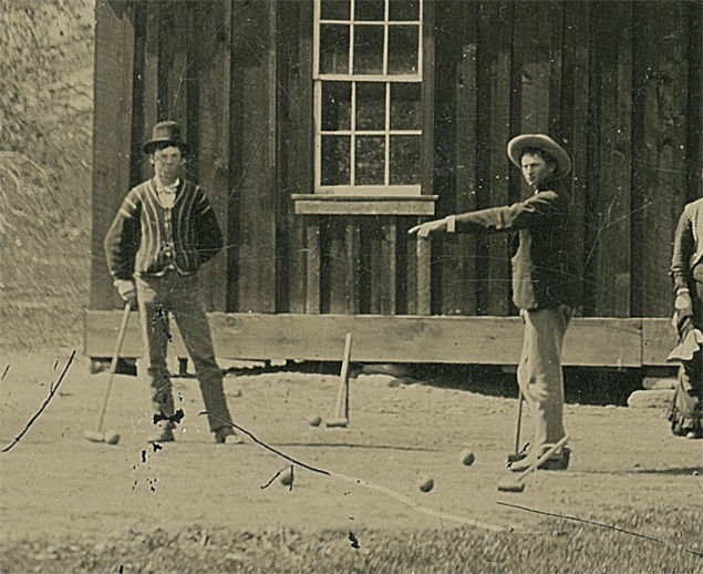 No detalhe, Billy the Kid (esq.), jogando croquet com um comparsa