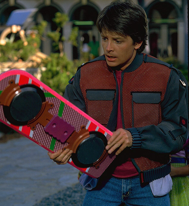 O ator Michael J. Fox segura um hoverboard em cena do filme 