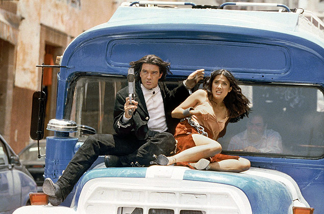 ORG XMIT: 291301_1.tif Os atores Antonio Banderas e Salma Hayek em cena do filme "Era Uma Vez no Mxico", de Robert Rodriguez. Spanish actor Antonio Banderas and Mexican actress Salma Hayek are shown in a scene from their film "Once Upon a Time in Mexico" in this undated publicity photograph. Director Robert Rodriguez made the film for about $30 million, utilizing digital technology in his own garage in Texas, giving him the freedom he wants and the studios a film at a lower cost. The film opens September 12, 2003 in the United States. NO SALES REUTERS/Columbia Pictures/Handout/FEATURE-LEISURE-RODRIGUEZ 