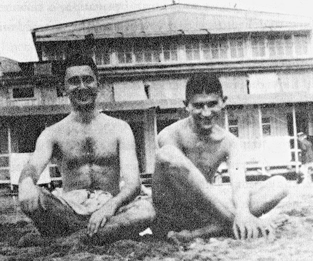 O escritor tcheco Franz Kafka (dir.) na praia em julho de 1914