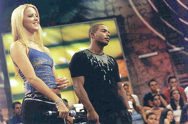 A dupla MC Bela e MC Naldinho durante apresentao no programa 'Altas Horas', em 2001
