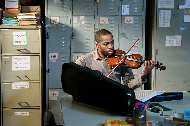 Ator Lzaro Ramos no papel do violinista Laerte, personagem do longa-metragem 'Tudo que Aprendemos Juntos