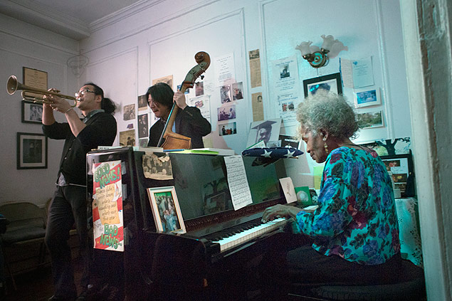 Nova York. 18/10/2015 - Marjorie Eliot abre sua casa todos os domingos a tarde para sessões de jazz gratuitas. (Camila Svenson/Folhapress)