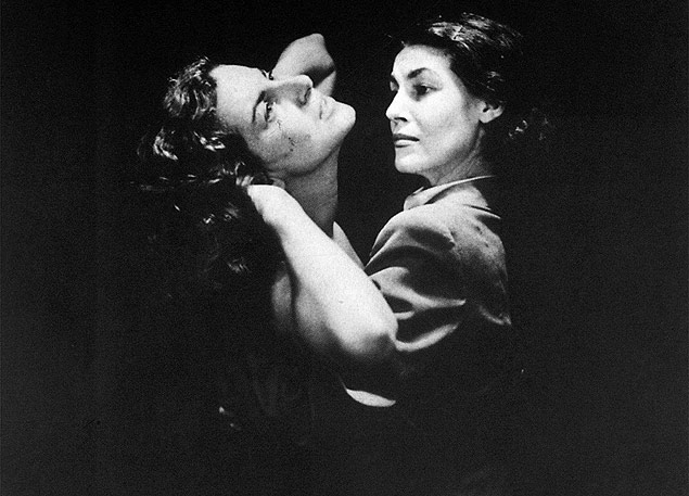 ORG XMIT: 465901_0.tif Nydia Lcia e Caclda Becker em montagem de "Entre Quatro Paredes", pea de Jean-Paul Sartre, dirigida por Adolfo Celi, em foto de 1950. (Freddi Kleemann/CCSP) 