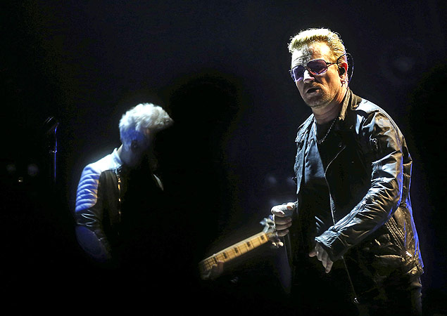GRA473.BARCELONA, 05/10/2015.- La legendaria banda irlandesa U2, durante el concierto que ofreci hoy en el Palau Sant Jordi de Barcelona, el primero de los cuatro conciertos en Espaa de su gira "Innocence + Experience", con la que est presentando por todo el mundo su decimotercer lbum de estudio "Songs of Innocence".EFE/Toni Albir ORG XMIT: GRA473