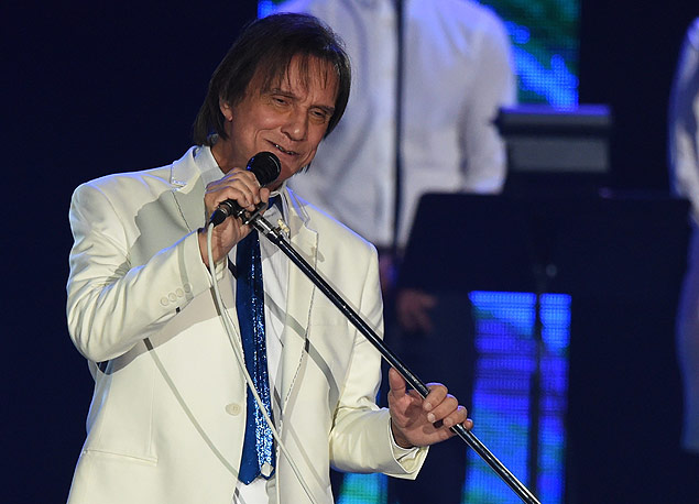 Brazilian singer and composer Roberto Carlos performs during the 2015 Latin Recording Academy Person of the Year gala honoring him on November 18, 2015, in Las Vegas, Nevada. AFP PHOTO/MARK RALSTON ORG XMIT: RIX117