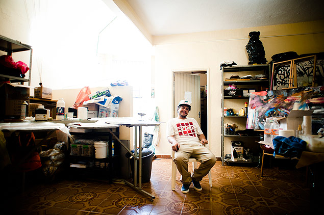Sao Paulo, SP, 24-01-2012. Retrato do Rapper Rodrigo Ogi, na casa onde funciona seu estudio, no Ipiranga. Fotos para coluna Kaps. (Foto: Isadora Brant/Folhapress, FOLHA-REV )***EXCLUSIVO REVISTA SAO PAULO / FOLHA***