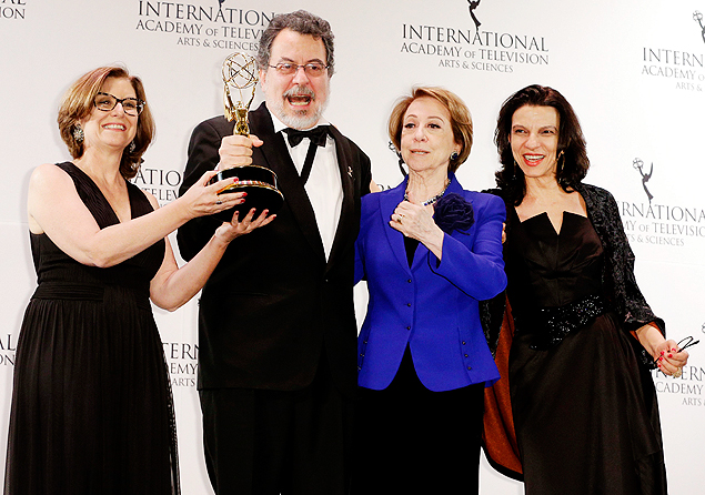 JLX01. NUEVA YORK (NY, EE.UU.), 23/11/2015.- (De izquierda a derecha) Ana Luiza Azevedo, Jorge Furtado, Fernanda Montenegro y Nora Goulart posan con su premio a Mejor Comedia por "Doce de Mae" en la ceremonia de los Premios Emmy Internacionales hoy, lunes 23 de noviembre de 2015, en Nueva York (EE.UU.). EFE/ANDREW GOMBERT ORG XMIT: JLX01