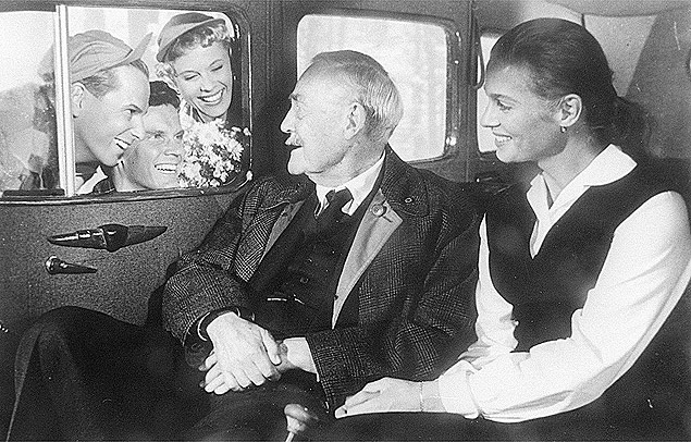 Cinema: Os atores Victor Sjstrom (dentro do carro), Bjorn Bjelvenstam, Folke Sundquist e Bibi Anderson (fora do carro) em cena do filme 