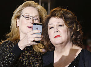 Actresses Meryl Streep (L) and Margo Martindale, stars of the film "August: Osage County" take a photo together as they arrive at the 2014 Palm Springs International Film Festival Awards Gala in Palm Springs, California January 4, 2014. REUTERS/Fred Prouser (UNITED STATES - Tags: ENTERTAINMENT) ORG XMIT: LAB01