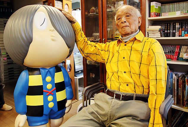 This picture taken on May 12, 2015 shows Japanese 93-year-old comic artist Shigeru Mizuki sitting next to his famous character "Kitaro" as he speaks to AFP at his studio in Tokyo. Mizuki died of multiple organ failure at a hospital in Tokyo on November 30, 2015. AFP PHOTO / Yoshikazu TSUNO ORG XMIT: TOK4091