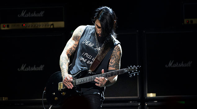 Guitarist Dave Navarro performs at the 10th Annual MusiCares MAP Fund Benefit concert at Club Nokia in Los Angeles, California May 12, 2014. REUTERS/Mario Anzuoni (UNITED STATES - Tags: ENTERTAINMENT) ORG XMIT: MA215