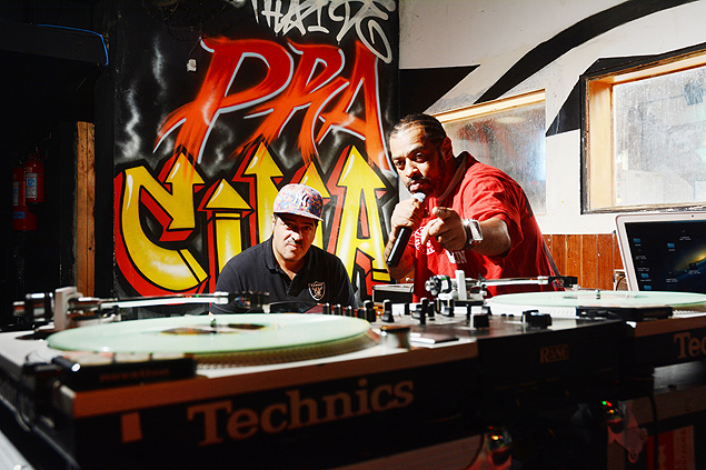 SO PAULO / SO PAULO / BRASIL -01 /12/15 -13 :00h - Retrato do rapper Thade (roupa vermelha) e do DJ Hum. ( Foto: Karime Xavier / Folhapress). ***EXCLUSIVO***ILUSTRADA