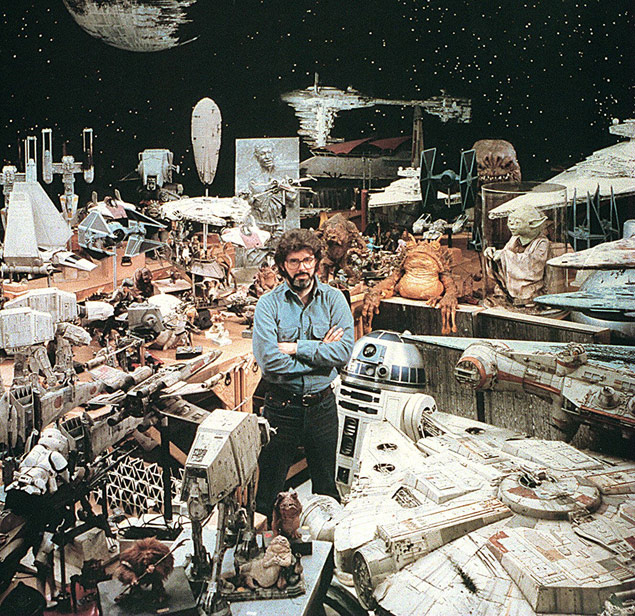 O cineasta George Lucas com maquetes e o boneco Yoda, usados na trilogia 