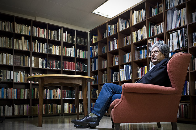 SAO PAULO,SP. BRASIL. 30.03.2010. Historiador Jorge Caldeira, em seu escritorio na editora Mameluco, em Sao Paulo (foto Eduardo Knapp/FOLHA IMAGEM. Mais)