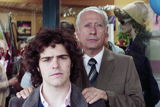 Peter Lanzani e Guillermo Francella em cena do filme 