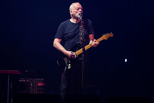 SAO PAULO, SP, BRASIL, 11-12-2015, 21h00: Show do ingls David Gilmour, 69, ex-guitarrista da lendria banda de rock progressivo Pink Floyd, que faz o primeiro show da turn do disco "Rattle that Lock", no estdio Allianz Parque. (Foto: Marcelo Justo/Folhapress,ILUSTRADA)