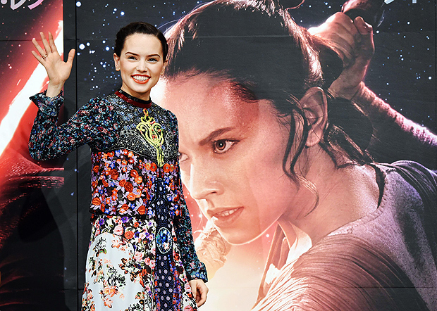 Actress Daisy Ridley waves as she appears at a press conference to promote the forthcoming Star Wars film in Urayasu, a suburb of Tokyo, on December 11, 2015. Star Wars: The Force Awakens will be shown in Japan on December 18. AFP PHOTO / Toru YAMANAKA ORG XMIT: TY018