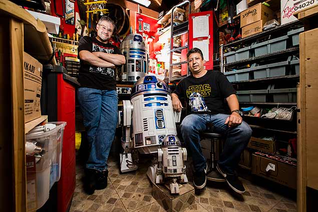 Gueiros' (right) R2-D2 is identical to the original, weighing in at nearly 70kg and standing 1.09m tall