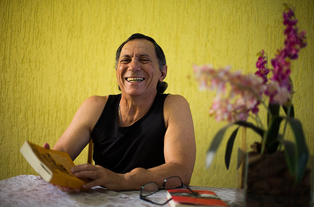 SAO PAULO - SP- 17.12.2015 - Retrato do escritor Luiz Alberto Mendes, em sua residencia. (Foto: Danilo Verpa/Folhapres, ILUSTRADA)