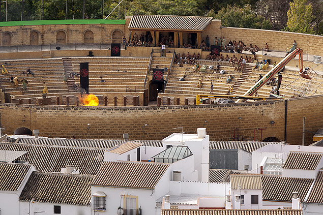 Extras take part in the filming of the fifth season of the HBO TV series "Game of Thrones'" inside a bullring in downtown Osuna, near Seville, southern Spain October 26, 2014. The Home Box Office Inc. is filming part of the fifth season of the American fantasy TV series in Osuna and Seville. REUTERS/Jon Nazca (SPAIN - Tags: ENTERTAINMENT) - RTR4BNO3 ORG XMIT: JN945 ***DIREITOS RESERVADOS. NO PUBLICAR SEM AUTORIZAO DO DETENTOR DOS DIREITOS AUTORAIS E DE IMAGEM***