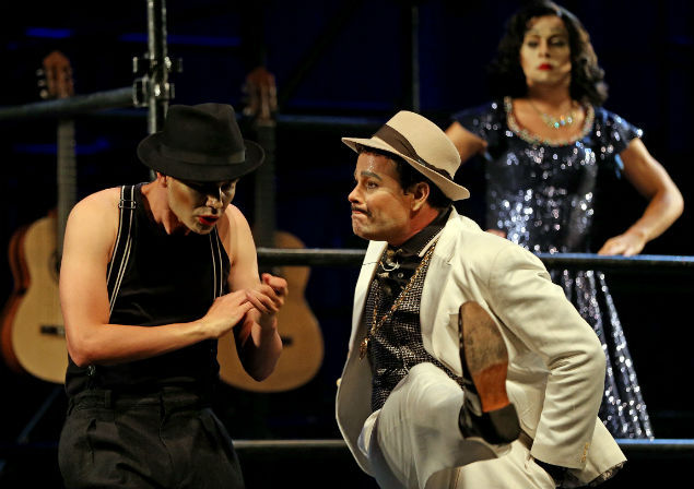 O ator e sambista Moyseis Marques (de branco) em ensaio do musical "pera do Malandro", dirigido por Joo Falco