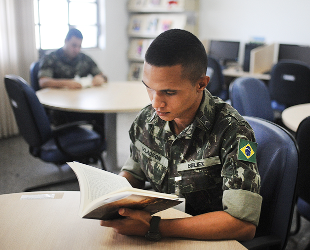 Militares na biblioteca Franklin Dria, sede da editora Biblioteca do Exrcito, no centro do Rio