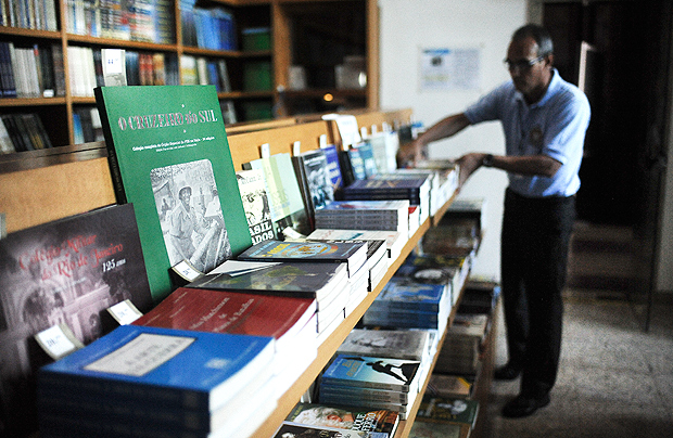 Estande de livros na sede da Biblioteca do Exrcito, no Rio
