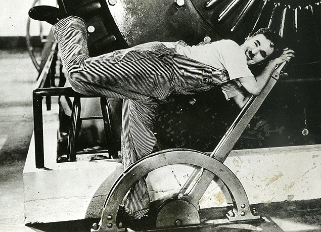 Charles Chaplin no filme "Tempos Modernos" (1936), dirigido por ele mesmo