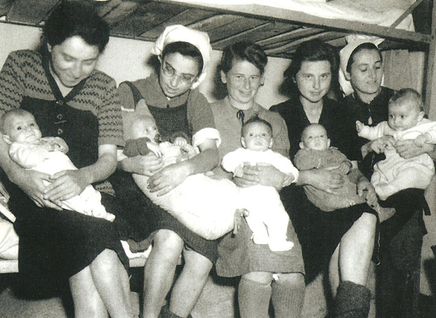 Jorge Legmann, hoje assessor de FHC, no campo de Dachau. Ele e um dos bebes sobreviventes do Holocausto (e o gordinho a direita). Foto: Acervo Arqshoah/LEER-USP ***DIREITOS RESERVADOS. NO PUBLICAR SEM AUTORIZAO DO DETENTOR DOS DIREITOS AUTORAIS E DE IMAGEM***