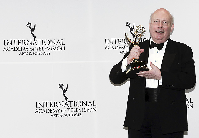 British producer Julian Fellowes, creator of Downton Abbey, poses with the International Emmy Founders Award backstage at the 43rd International Emmy Awards Gala in Manhattan, New York November 23, 2015. REUTERS/Andrew Kelly ORG XMIT: NYK470