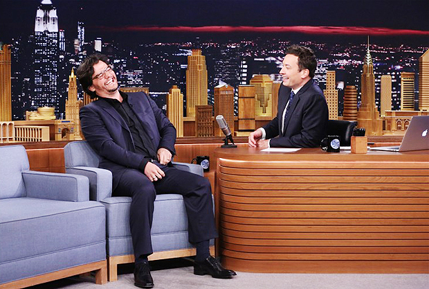 Wagner Moura durante entrevista com o apresentador Jimmy Fallon, em janeiro de 2016