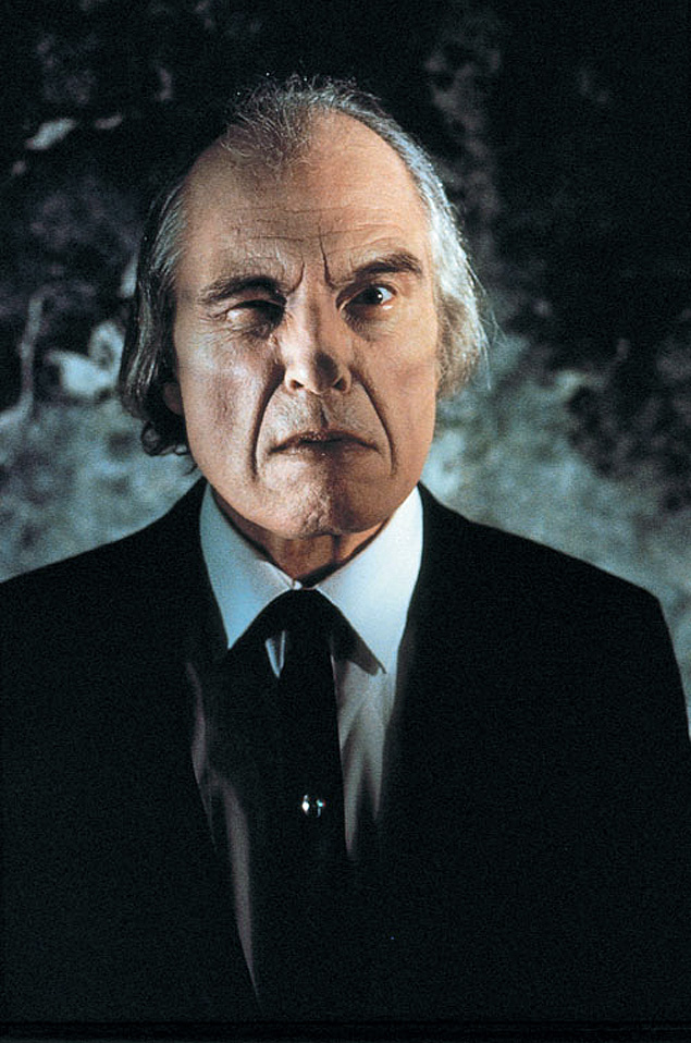 Angus Scrimm no papel do 'Homem Alto' no filme'Fantasma 2' de 1988