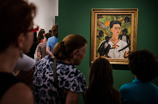 Visitantes observam exposi��o de Frida Kahlo