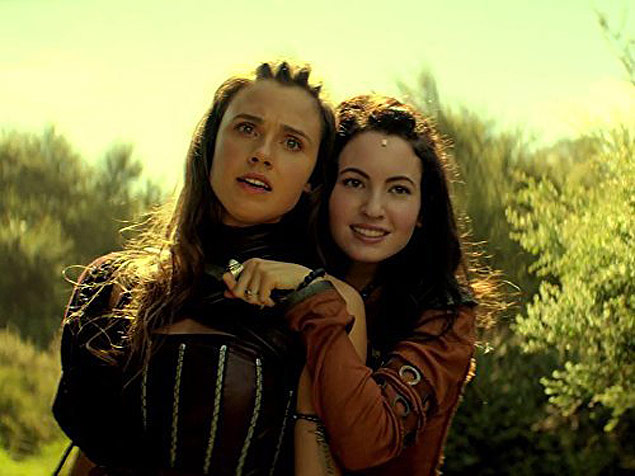 Poppy Drayton ( esq) e Ivana Baquero como a princesa lfica Amberle e a humana Eretria em cena de "Shannara Chronicles", da MTV 
