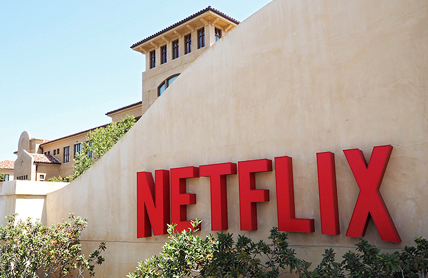 Fachada de escritrio da Netflix nos EUA; empresa  alvo da Amazon em mercado de streaming