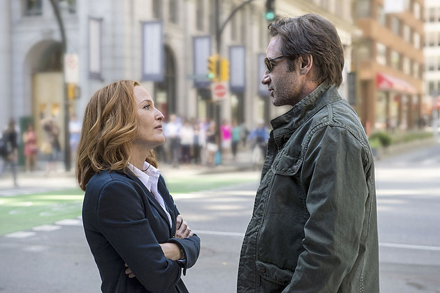 THE X-FILES: L-R: Gillian Anderson as Dana Scully and David Duchovny as Fox Mulder. The next mind-bending chapter of THE X-FILES debuts with a special two-night event beginning Sunday, Jan. 24 (10:00-11:00 PM ET/7:00-8:00 PM PT), following the NFC CHAMPIONSHIP GAME, and continuing with its time period premiere on Monday, Jan. 25 (8:00-9:00 PM ET/PT). The thrilling, six-episode event series, helmed by creator/executive producer Chris Carter and starring David Duchovny and Gillian Anderson as FBI Agents FOX MULDER and DANA SCULLY, marks the momentous return of the Emmy Award- and Golden Globe-winning pop culture phenomenon, which remains one of the longest-running sci-fi series in network television history. 2015 Fox Broadcasting Co. Cr: Ed Araquel/FOX ***DIREITOS RESERVADOS. NO PUBLICAR SEM AUTORIZAO DO DETENTOR DOS DIREITOS AUTORAIS E DE IMAGEM***