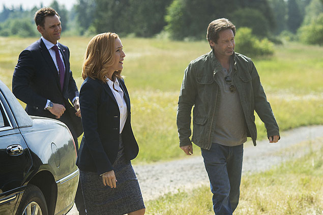 THE X-FILES: L-R: Guest star Joel McHale, Gillian Anderson and David Duchovny. The next mind-bending chapter of THE X-FILES debuts with a special two-night event beginning Sunday, Jan. 24 (10:00-11:00 PM ET/7:00-8:00 PM PT), following the NFC CHAMPIONSHIP GAME, and continuing with its time period premiere on Monday, Jan. 25 (8:00-9:00 PM ET/PT). The thrilling, six-episode event series, helmed by creator/executive producer Chris Carter and starring David Duchovny and Gillian Anderson as FBI Agents FOX MULDER and DANA SCULLY, marks the momentous return of the Emmy Award- and Golden Globe-winning pop culture phenomenon, which remains one of the longest-running sci-fi series in network television history. 2015 Fox Broadcasting Co. Cr: Ed Araquel/FOX ***DIREITOS RESERVADOS. NO PUBLICAR SEM AUTORIZAO DO DETENTOR DOS DIREITOS AUTORAIS E DE IMAGEM***