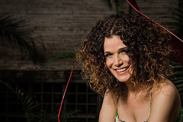 SAO PAULO, SP, BRASIL, 14-12-2015, 18h10: Retrato da cantora Glaucia Nasser, que lanca antologia da cancao mineira do seculo 20. (Foto: Eduardo Anizelli/Folhapress, ILUSTRADA) ***EXCLUSIVO***