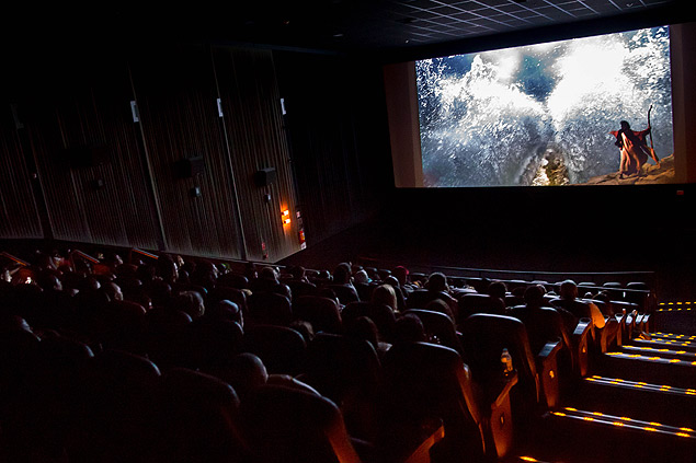 Sala de cinema com lugares vazios no shopping Bourbon na estreia do filme "Os Dez Mandamentos"