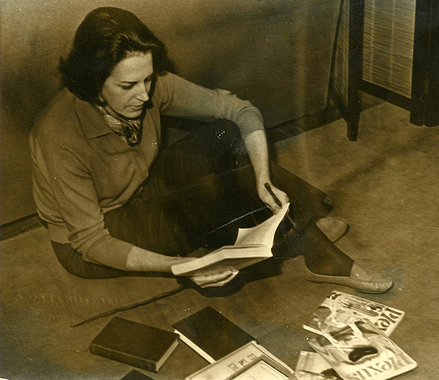 LOCAL DESCONHECIDO, 00-11-1967: Literatura: a escritora Lygia Fagundes Telles. (Foto: Folhapress) 