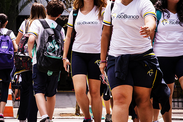 Estudantes do colgio Rio Branco na quinta (4) na sada das aulas; alunas usam shorts e reclamam de restrio ao tamanho