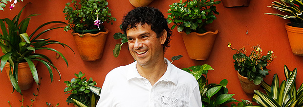 O cantor Jorge Vercillo posa em hotel em So Paulo
